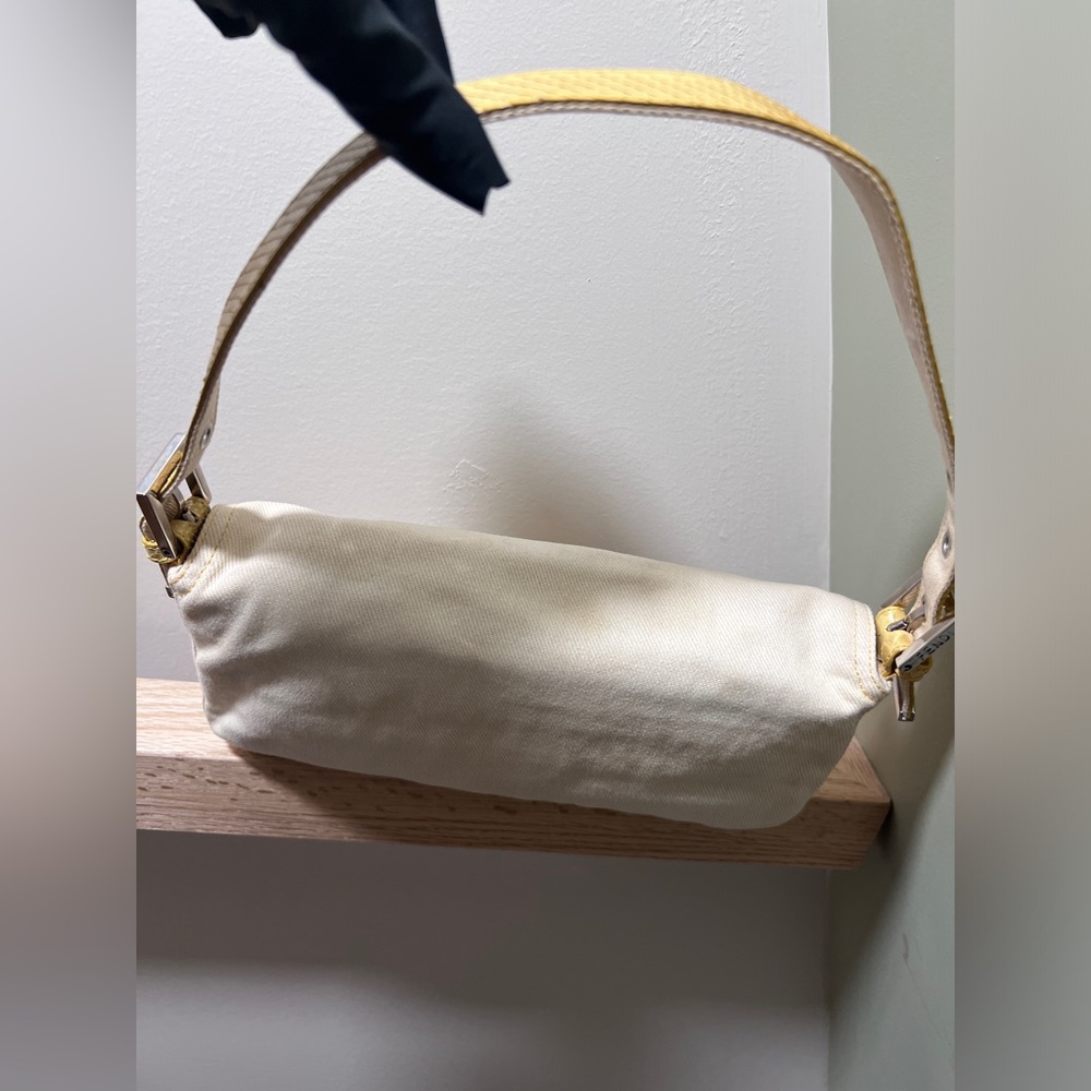 Auth🤍Vintage Fendi baguette. White/Beige.🐍Snakeskin - Picture 13 of 17